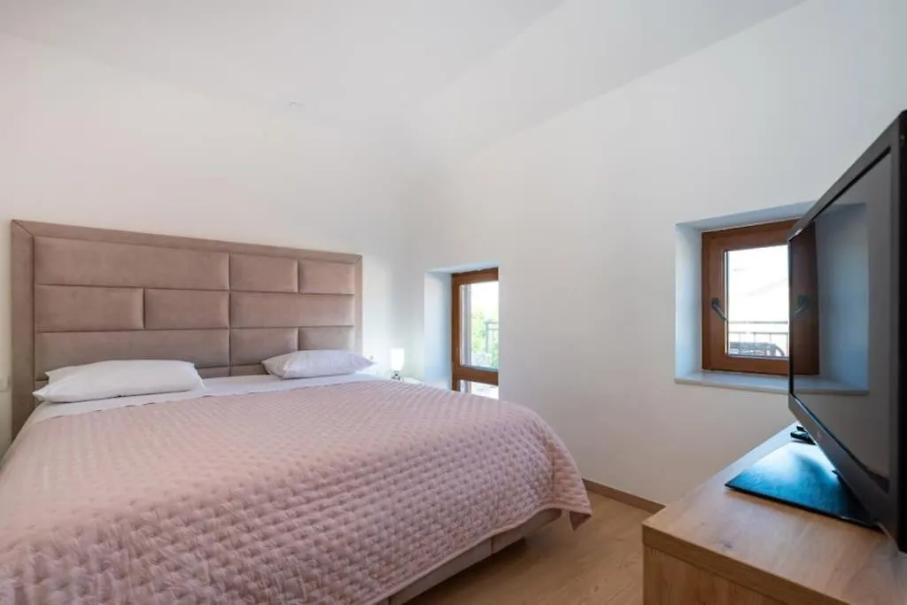Holiday Home With Jacuzzi - By Ta Leut Agency Slivnica Croatia